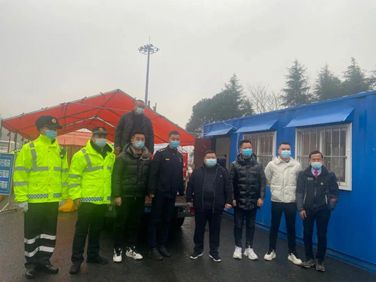 The Labor Union Of Chengli Group Organized Volunteers To Express Condolences To The Grass-roots Employees Of Zengdu District Urban Management Bureau Who Are Sticking To The Front Line Of The Anti-epidemic At The Hedian Toll Station On The Expressway