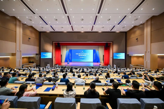 Shaanxi Chamber of Commerce President Cheng Li was invited to attend the inaugural meeting of Wuxi Taihu Entrepreneurs Academy and Taihu Entrepreneurs Forum